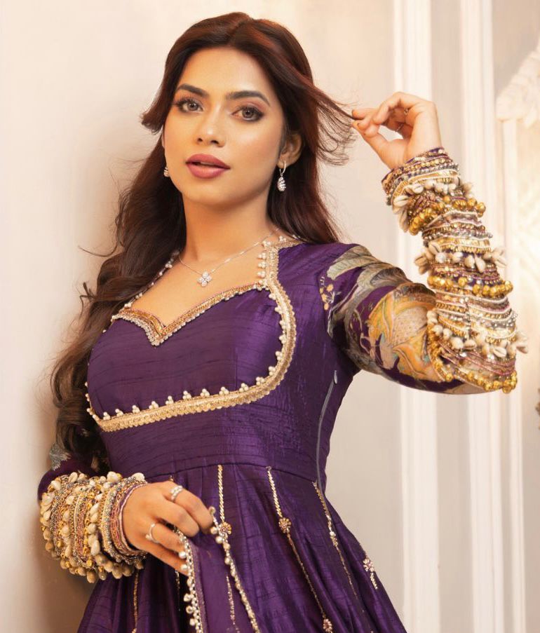 GOWN WITH DUPATTA & FULL EMBROIDERED ON BLOOMING VICHITRA FABRIC🥻